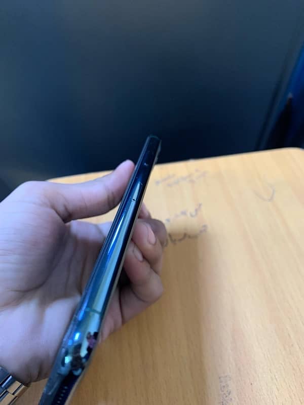 Iphone 11pro max in new condition 7