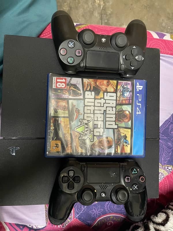 ps4 fat in good condition with 3 controllers 1000GB 1