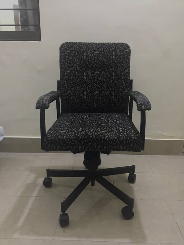 Simple rolling office chair 0