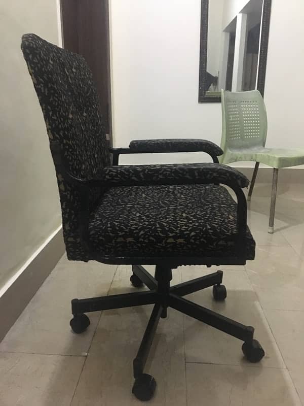 Simple rolling office chair 3