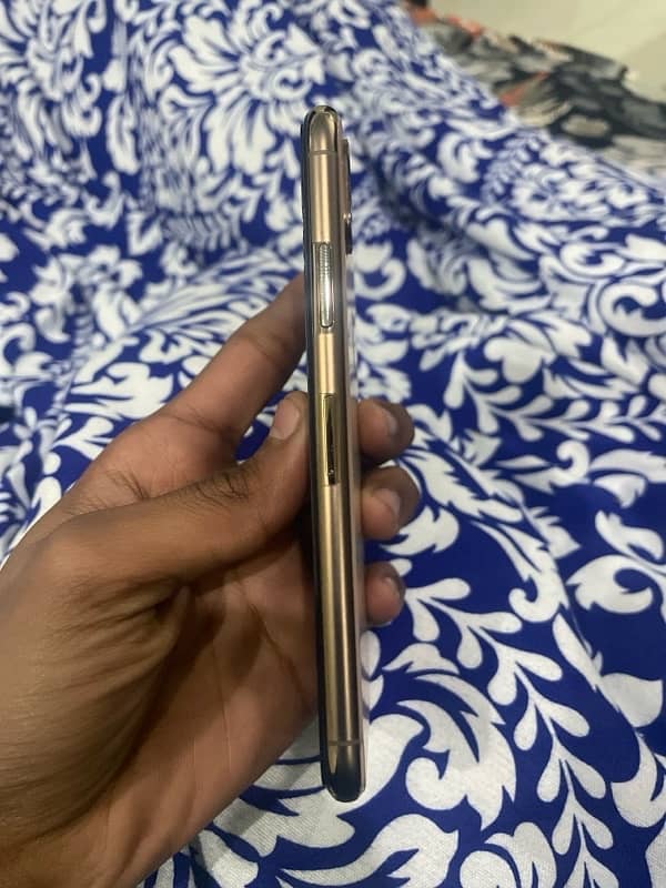 iphone xs 256 non pta lakin sim chalti ha 1