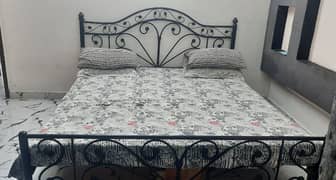 Iron bed king size