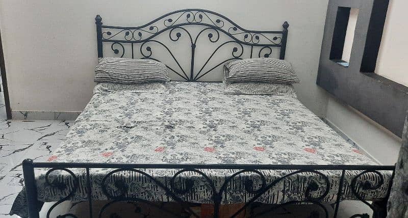 Iron bed king size 0