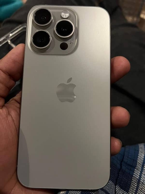 iPhone 15 pro Natural titanium 0