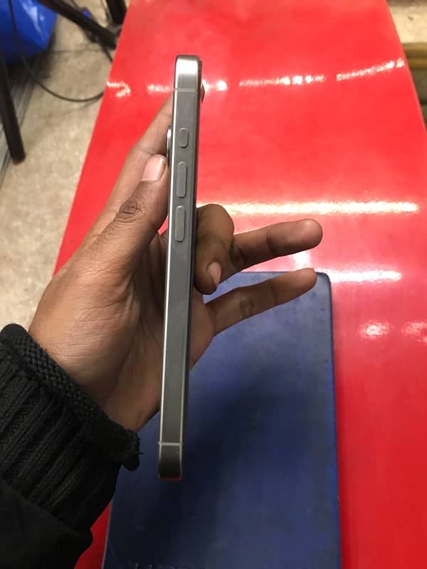 iPhone 15 pro Natural titanium 3