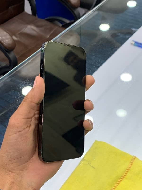 i phone 13 pro max collar green wattsap 03498157075 3