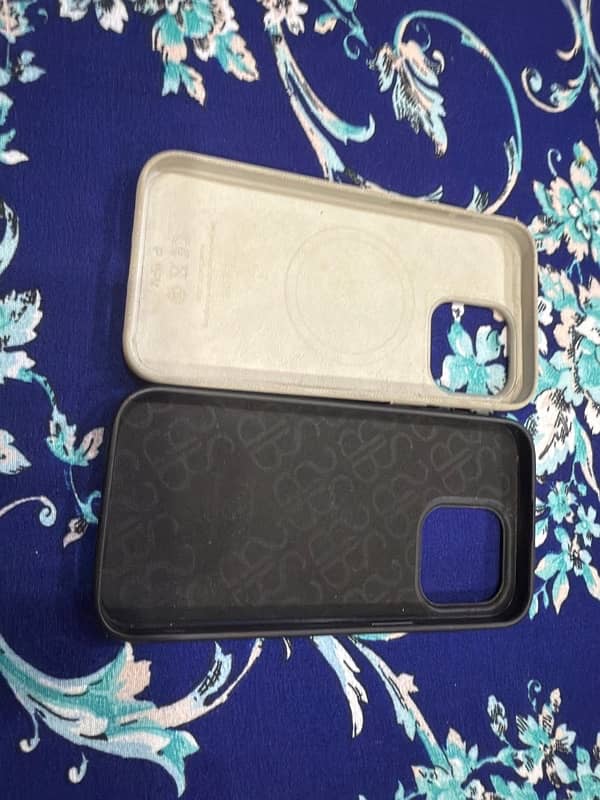 iphone 15 pro max covers in bundle in good condition 8