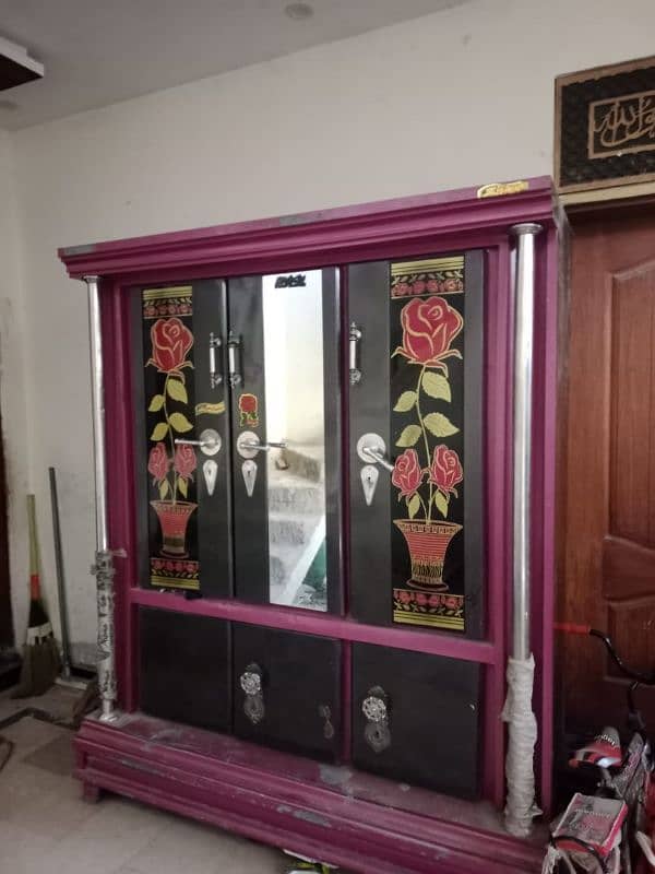 iron 3 door almari with locks 10 by 9.5condition 100 kg weight 0