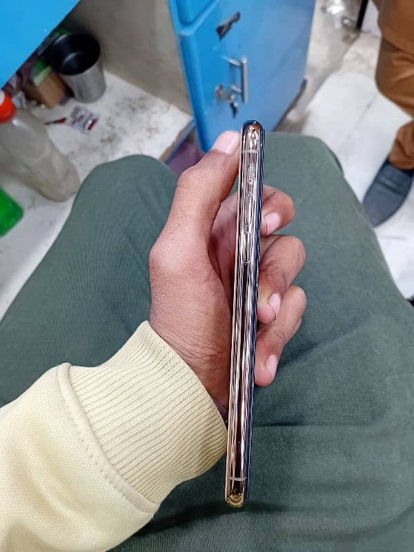 iphone xs 64gb pta approved 3