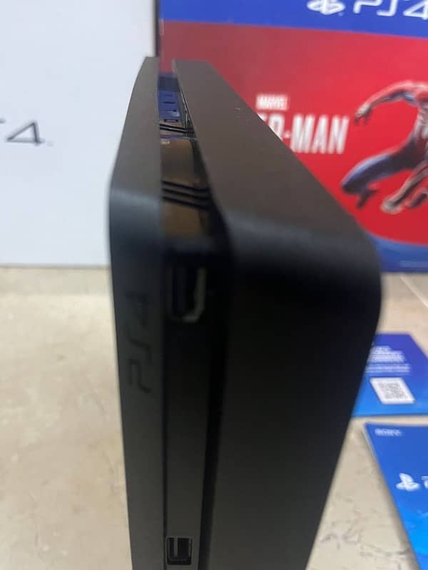 PS4 slim sealed 7