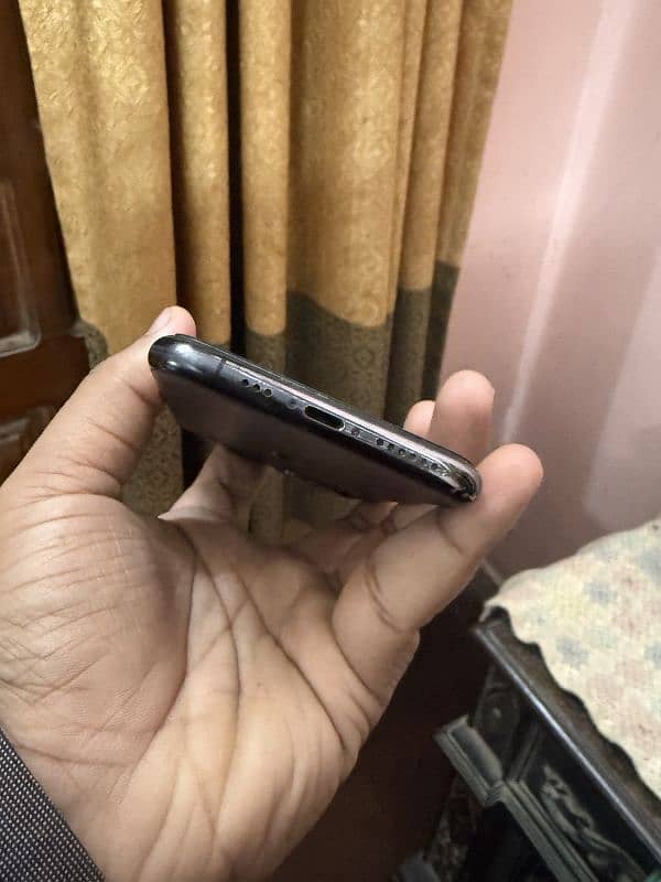 iPhone 11 Pro Factory Unlock 9/10 Condition 4