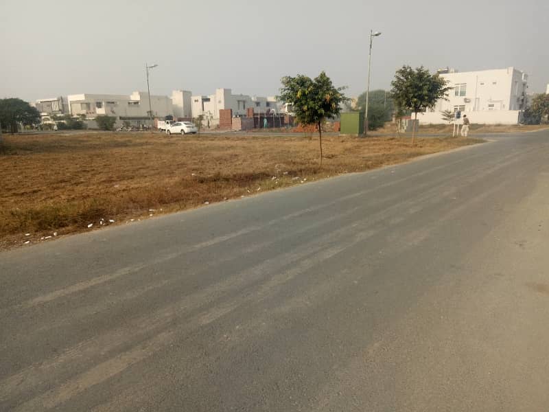 1 KANAL PLOT IN DHA PHASE 7 BLOCK S VERY ATTRACTIVE PRICE 1