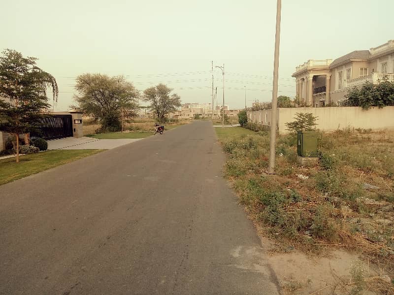 1 KANAL PLOT IN DHA PHASE 7 BLOCK S VERY ATTRACTIVE PRICE 3