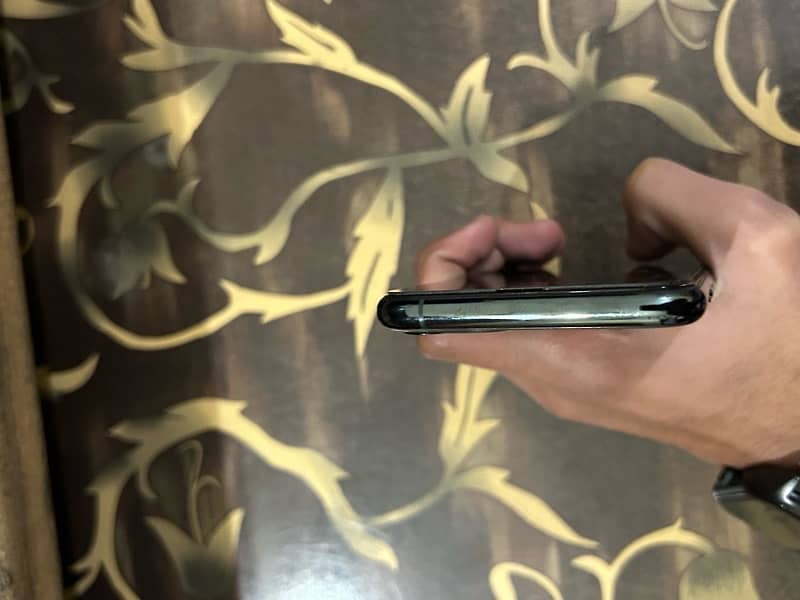 iphone 11 pro  factory unlock midnight green 256gb 5