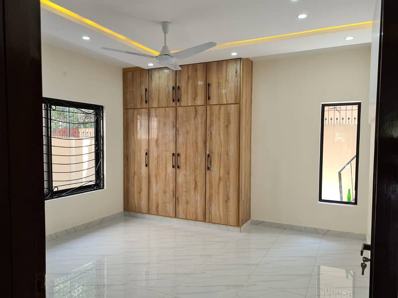 10 MARLA BEST LOCATION DOUBLE STORY HOUSE AVAILABLE FOR SALE IN OPF HOUSING SOCIETY 0