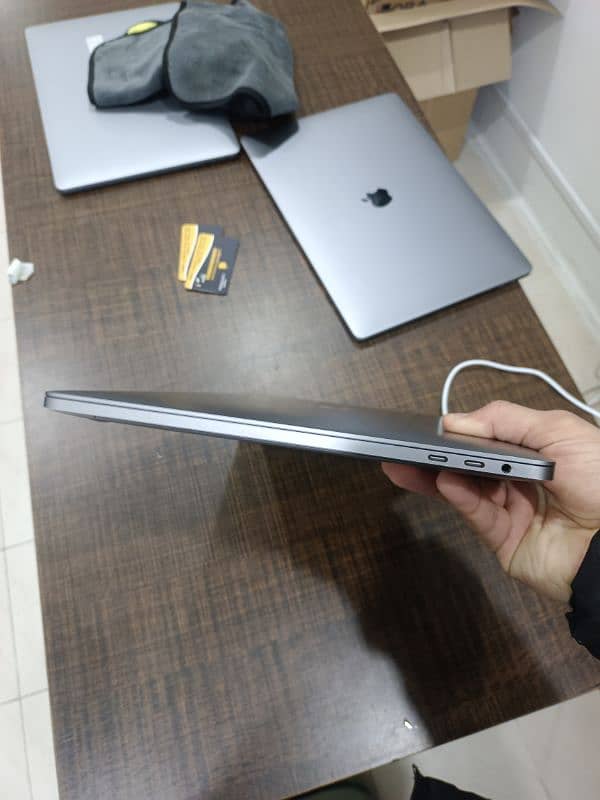 MACBOOK PRO 2018 15 INCH TOUCHBAR CORE I9 32GB RAM 1TB SSD 4GB CARD 2