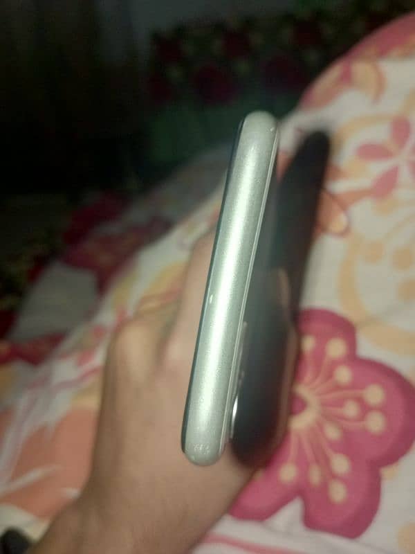 iphone 11 64GB jv 4