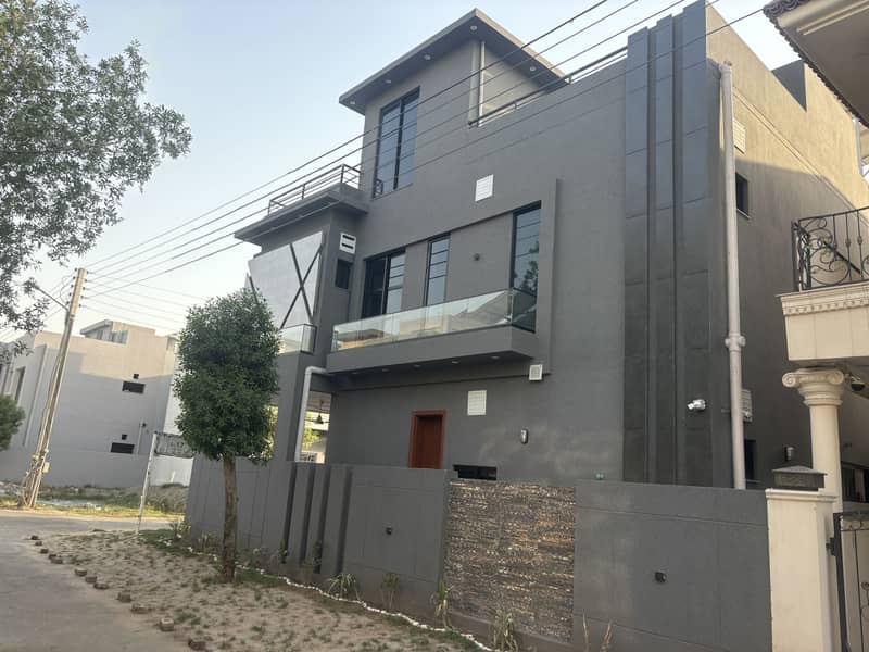 DHA RAHBAR CORNER BRAND NEW BEAUTIFUL ULTRA MODREN HOUSE IS UP FOR SALE 36