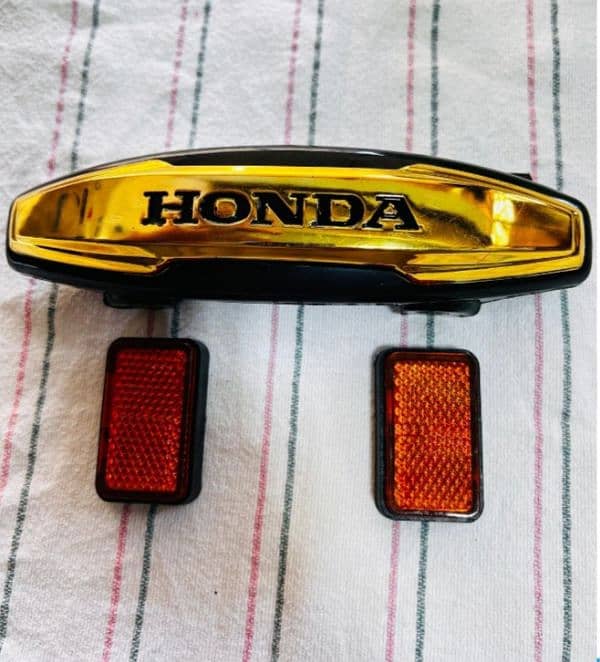 FRONT MONOGRAME AND REFLECTOR HONDA 125 2024 MODEL UNIVERSAl 1