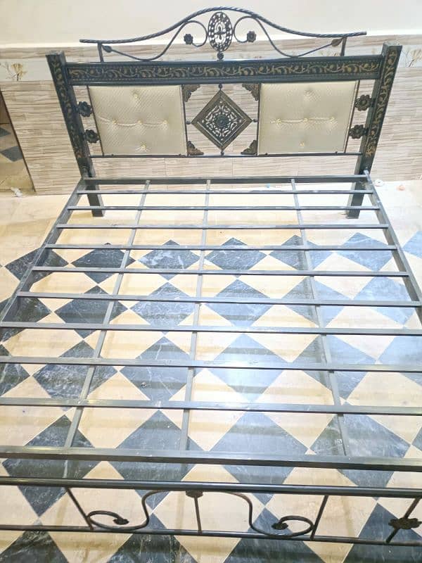 iron bed in good condition 0