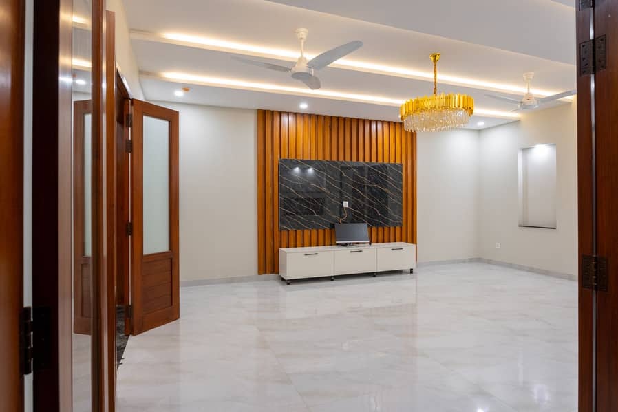 DHA 11 RAHBAR 10 MARLA ULTRA MODERN VERY BEAUTIFUL HOUSE IS UP FOR SALE 18