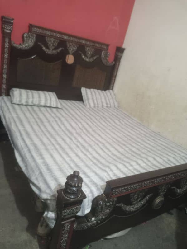 used furniture bed set and showcase 0