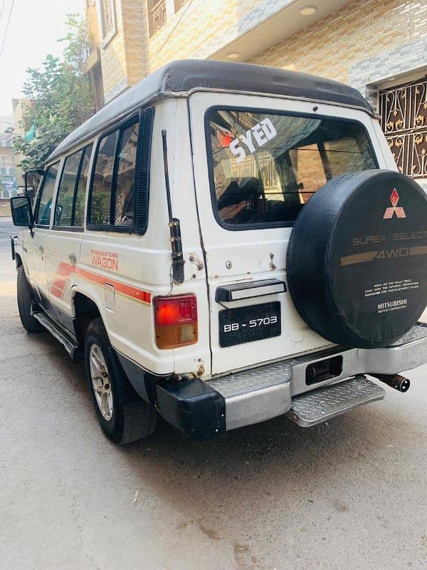 Mitsubishi Pajero 1989 3