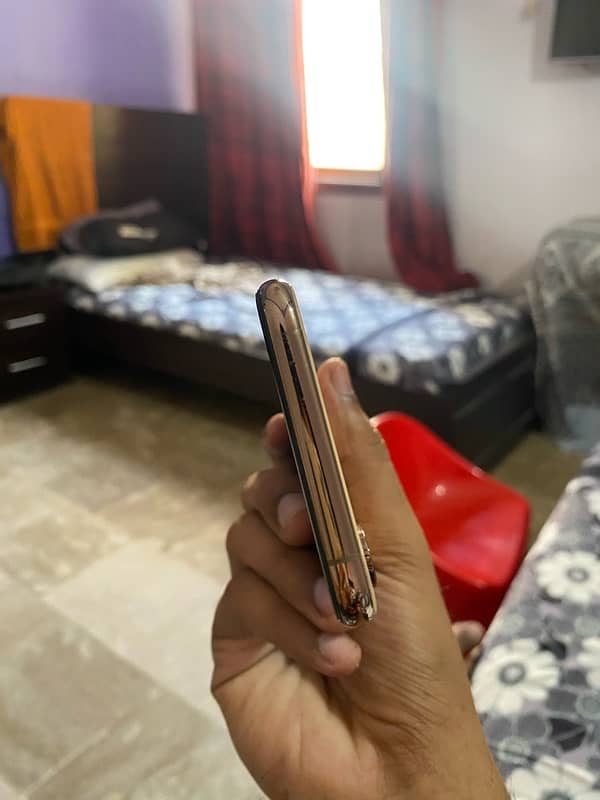 Apple iphone XS 64gb approved with box 4