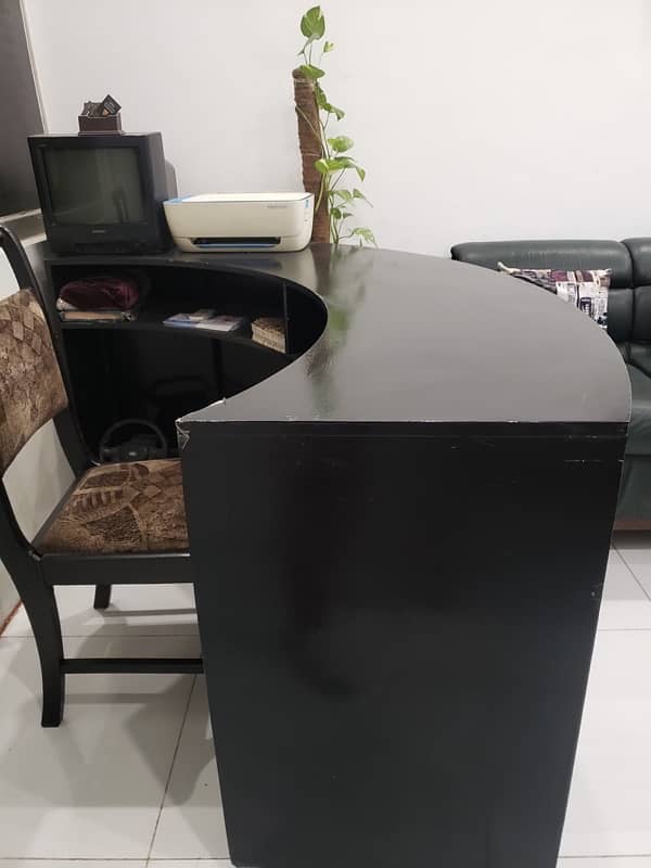 Curved Black Reception Table 1