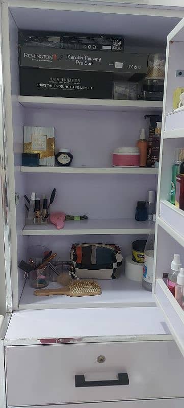 Makeup organiser almirah 2