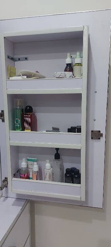 Makeup organiser almirah 3