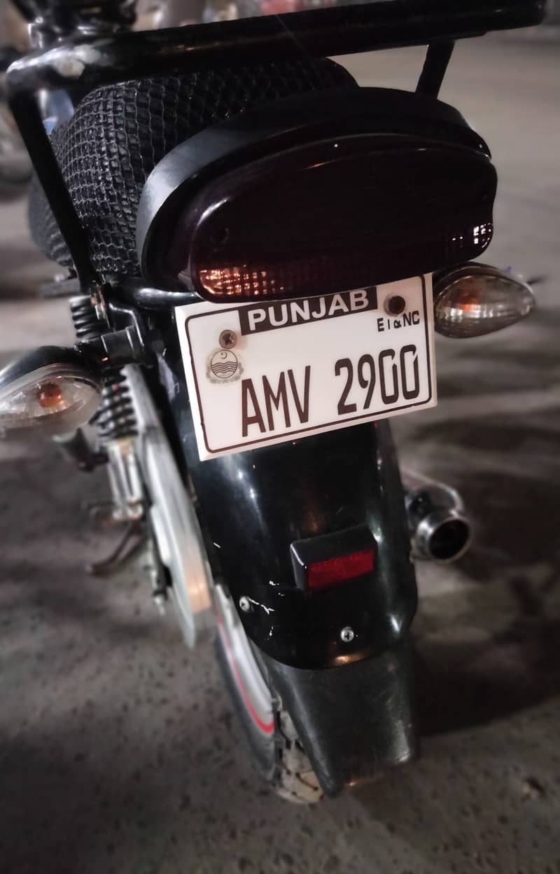 Suzuki GS 150 SE 2022 with Golden number 2