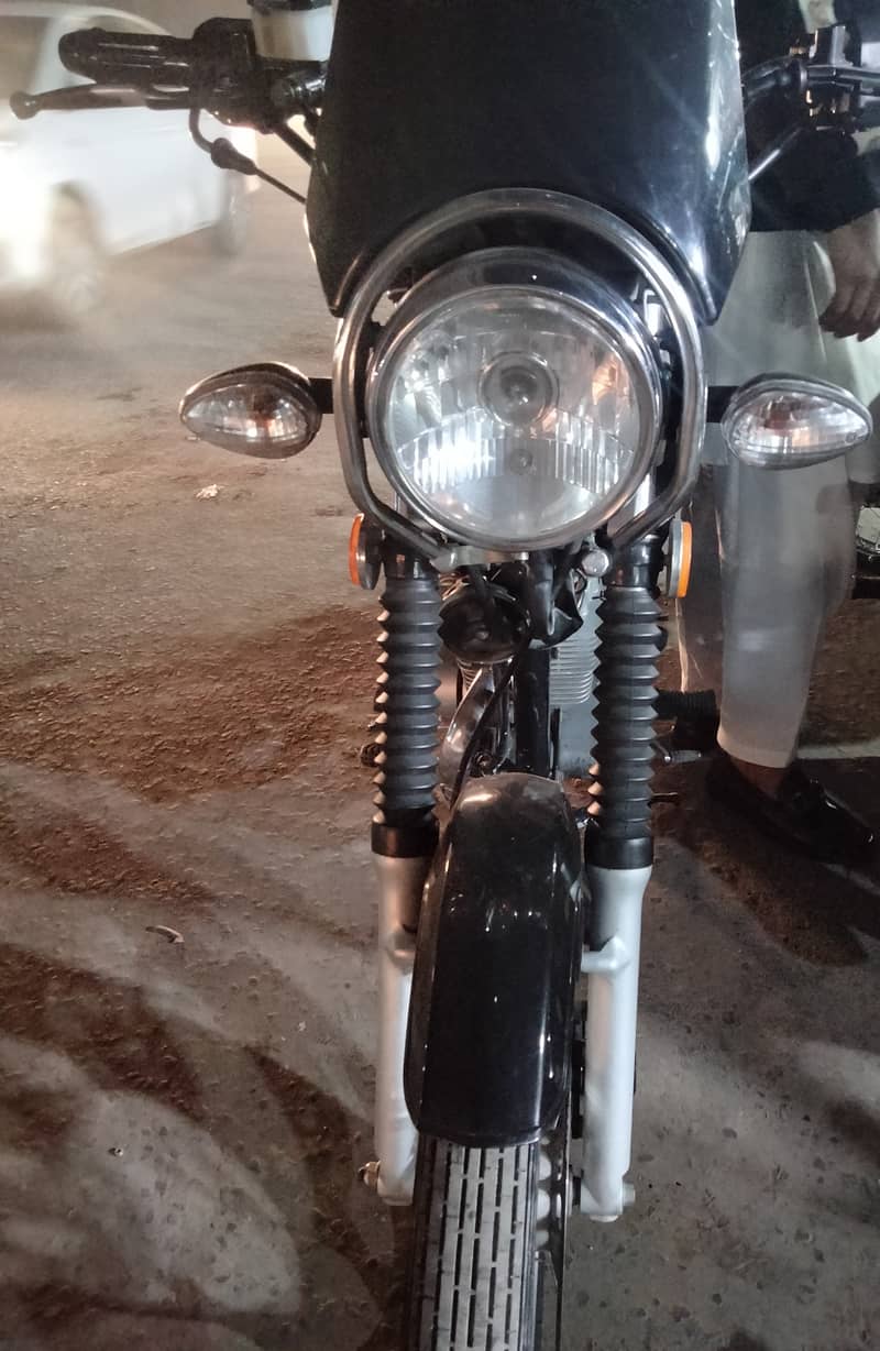 Suzuki GS 150 SE 2022 with Golden number 3