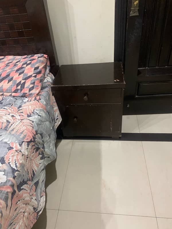 king size bed with side table and dressing table 2