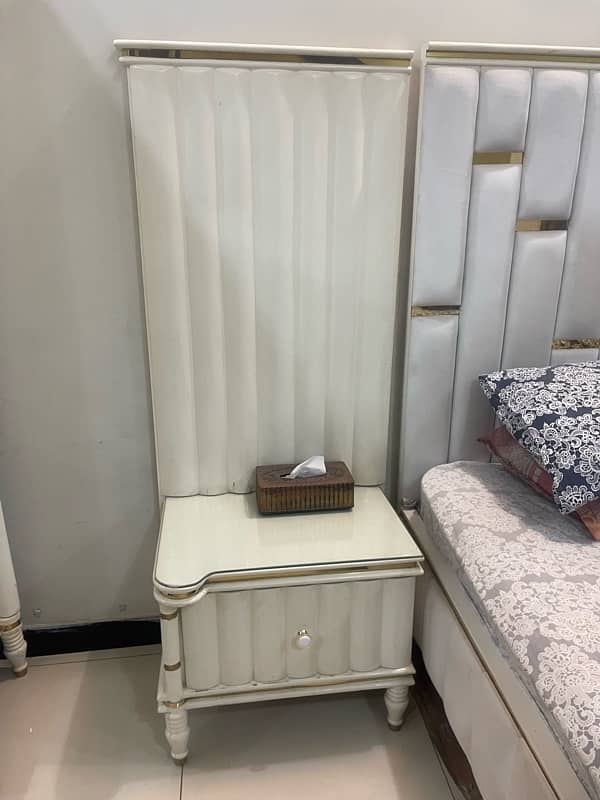 bedroom set for sell only 7  months use 1