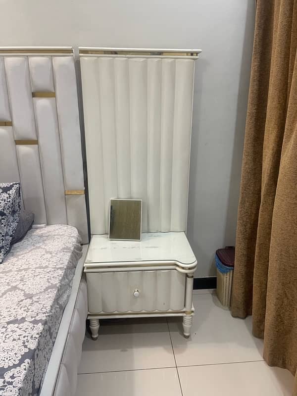 bedroom set for sell only 7  months use 2