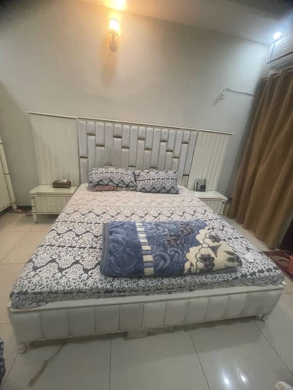 bedroom set for sell only 7  months use 3