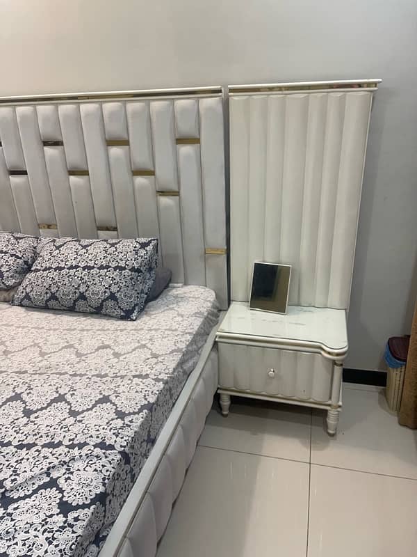 bedroom set for sell only 7  months use 5