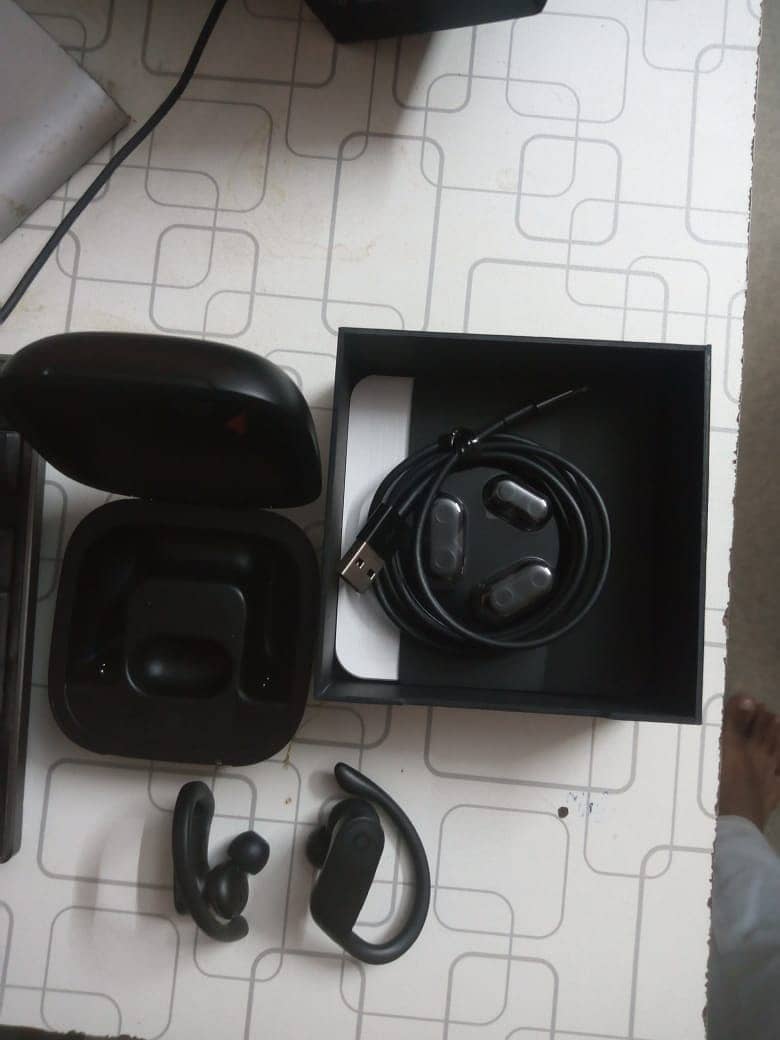 Beats Powerbeats Pro Wireless Earbuds. (APPLE H1 CHIP) 1