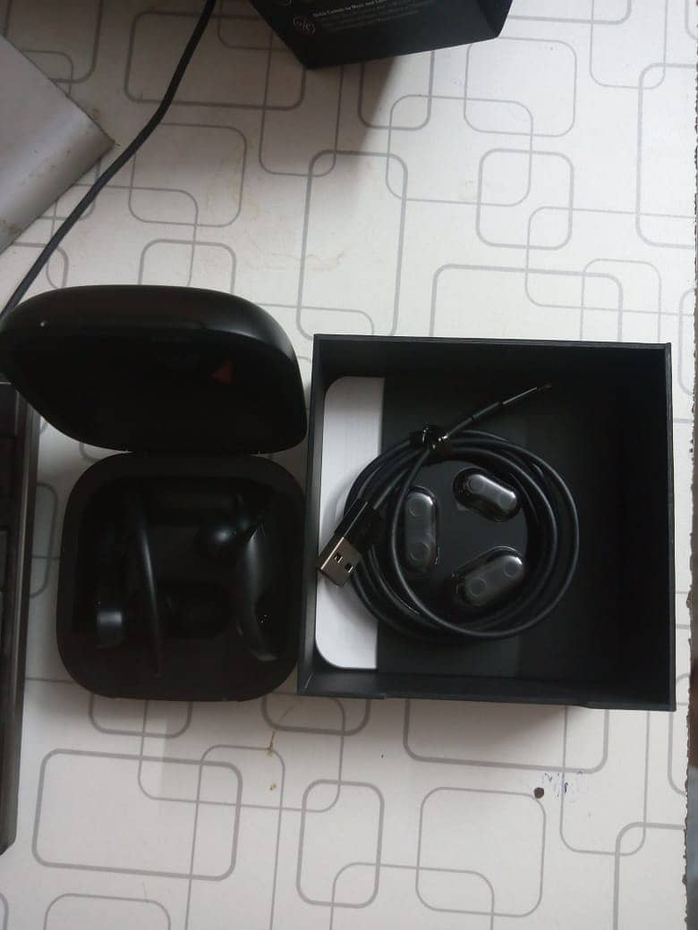 Beats Powerbeats Pro Wireless Earbuds. (APPLE H1 CHIP) 2