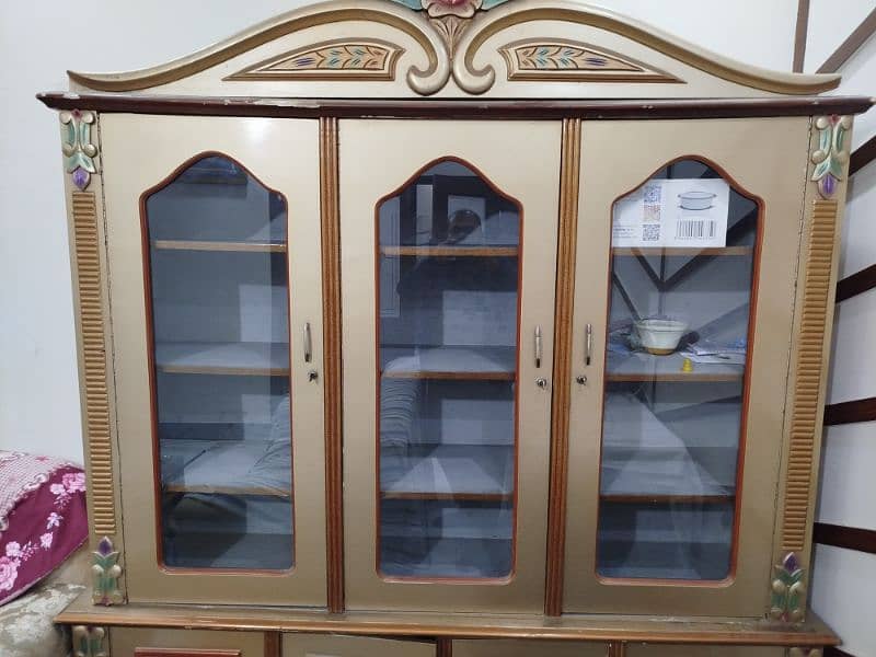 3 door glass almari good condition 0