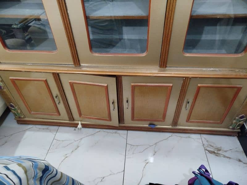 3 door glass almari good condition 2