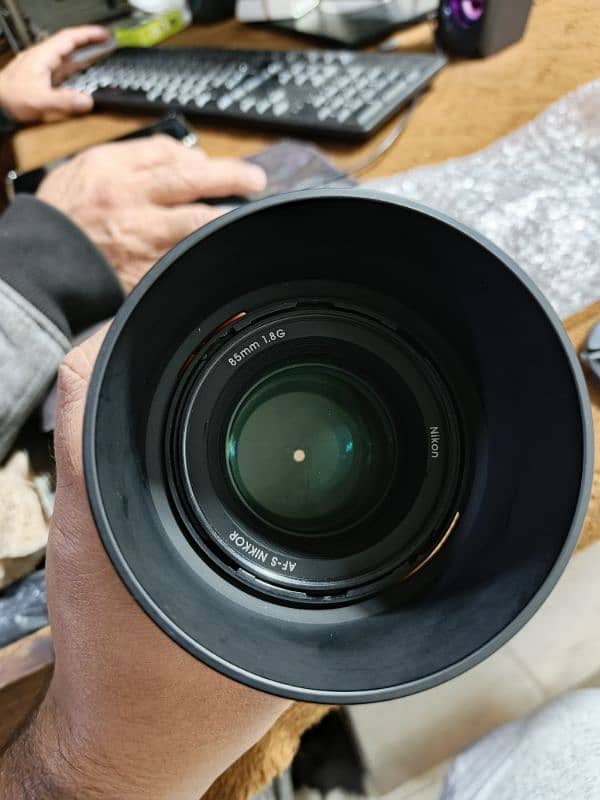 Nikon 85mm 1.8G AF  lens 10/10 Condition 9