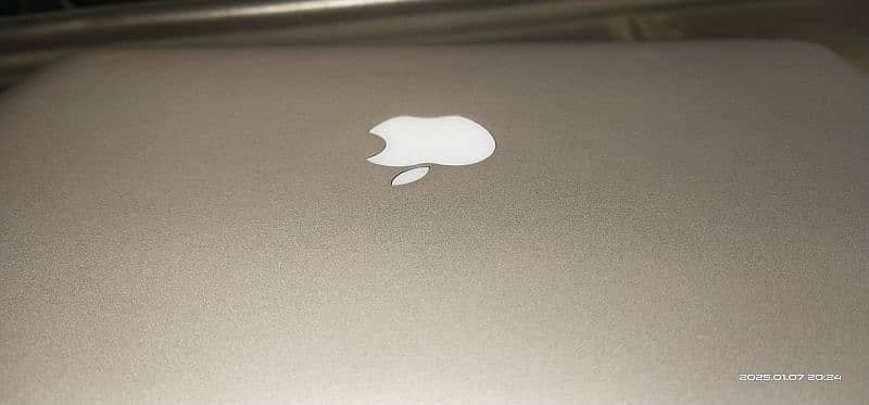 Mac book Air a1466 for sale 3