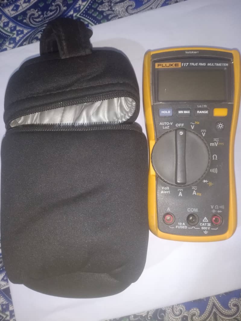 FLUKE Multimeter 117 True RMS 1