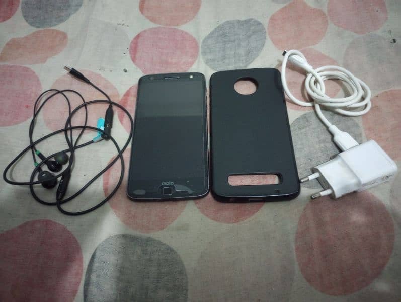 moto Z force+cover+handsfree+charger+cable 0