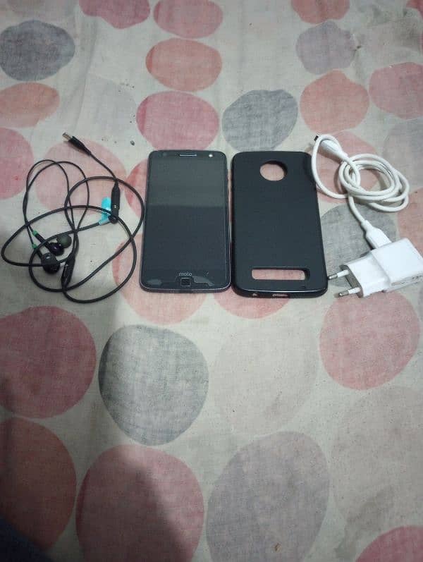 moto Z force+cover+handsfree+charger+cable 1