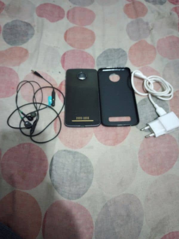 moto Z force+cover+handsfree+charger+cable 2