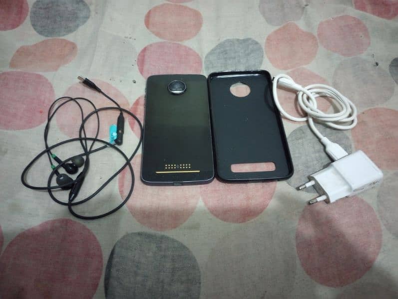 moto Z force+cover+handsfree+charger+cable 3