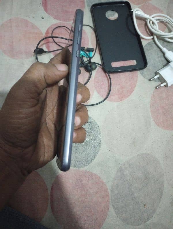 moto Z force+cover+handsfree+charger+cable 7